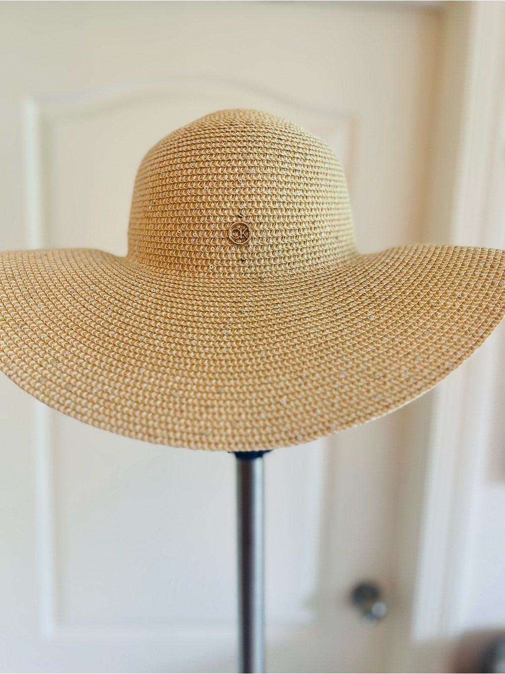 Calvin Klein Wide-Brim Woven Straw Beach Sun Hat Beige Cream Tan Light Sparkles - Picture 9 of 10